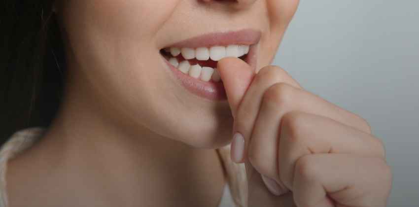 Roer Unhas Prejudica Sua Saúde Bucal? Saiba os Riscos e Como Evitar