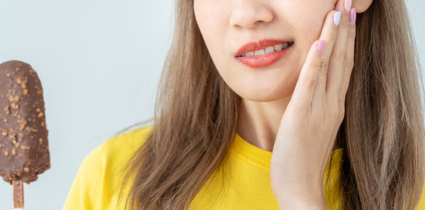 Dente Sensível no Verão: Como Evitar a Dor ao Tomar Gelado?
